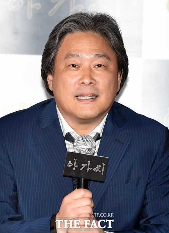 박찬욱 감독이 엔씨소프트의 신작 게임 ‘리니지 레드나이츠’ 모델로 활동한다. 그는 ‘공동경비구역 JSA’ ‘박쥐’ ‘아가씨’ 등의 영화 작품으로 유명하다. /이새롬 기자