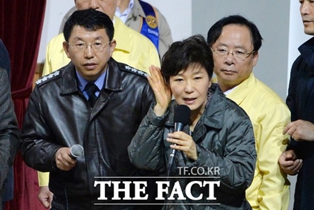 간호장교 조 모 대위 증언. 2014년 4월 16일 세월호 참사 당일 청와대에서 근무했던 조 모 대위는 지난달 30일 언론 인터뷰에서 당일 박근혜 대통령을 본 적 없다고 밝혔다. 사진은 세월호 침몰 사고 발생 19일째 전남 진도군 팽목항을 찾은 박 대통령./더팩트DB