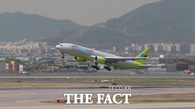 지난달 30일 제주를 떠나 김포로 향할 예정이었던 진에어 비행기가 연이어 결항돼 승객들의 불만이 폭주하고 있다. /진에어 제공