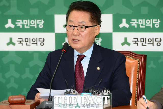 국민의당은 1일 박근혜 대통령 탄핵소추안 2일 처리는 불가하다는 입장을 밝혔다. 박지원 국민의당 비대위원장은 이날 오전 국회에서 기자들과 만나 추미애 더불어민주당 대표가 오늘 탄핵안을 제출하자고 했지만 제가 거부했다고 말했다. /더팩트DB