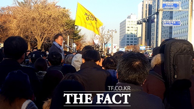 문재인 전 더불어민주당 대표는 2일 박근혜 대통령과 최순실 일당이 국정을 농단하고 나라를 흔들고 있다. 사건의 몸통은 박 대통령이고, 공범은 새누리당이라며 반드시 탄핵해야 한다고 주장했다. /국회=이철영 기자