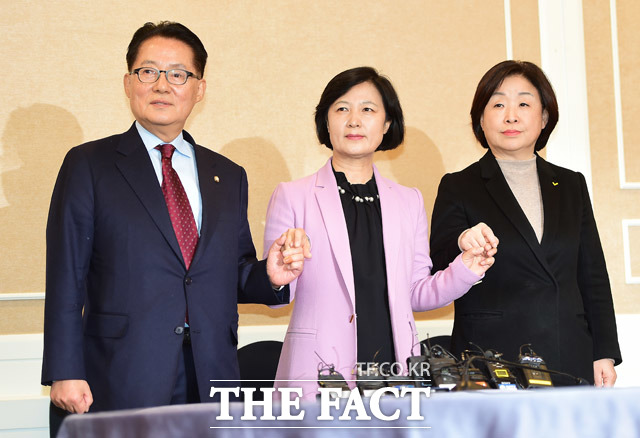 더불어민주당, 국민의당, 정의당은 2일 박근혜 대통령 탄핵소추안을 발의하고 9일 본회의에서 표결하기로 합의했다. /배정한 기자