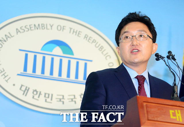 김용태 탈당 응원한 표창원. 김용태 새누리당 의원의 탈당을 응원한 2일 표창원 더불어민주당 의원의 트위터 글이 눈길을 끌고 있다./배정한 기자