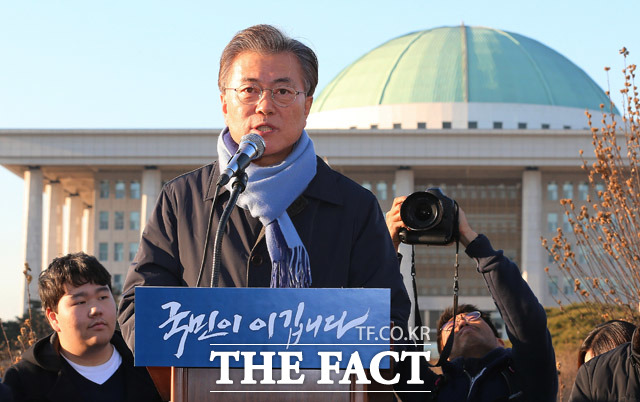 문재인 전 더불어민주당 대표가 2일 오후 서울 여의도 국회의사당 정문 앞에서 국민이 이깁니다 현장 연설을 하고 있다. 이날 문 전 대표는 박근혜 대통령과 최순실 일당이 국정을 농단하고 나라를 흔들고 있다. 사건의 몸통은 박 대통령이고, 공범은 새누리당이라며 반드시 탄핵해야 한다고 주장했다. /국회=배정한 기자