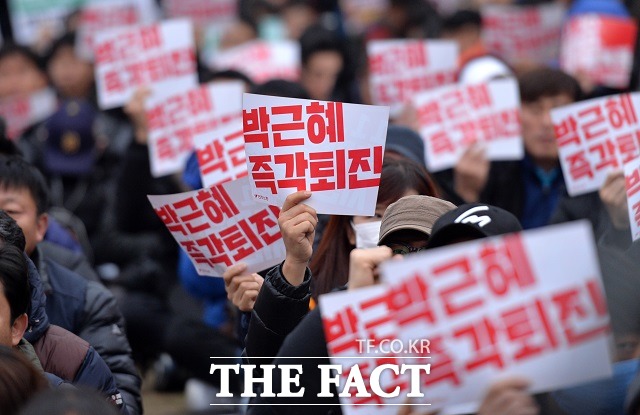 박근혜정권 퇴진 비상국민행동은 3일 오후 서울 광화문광장에서 촛불의 선전포고-박근혜 즉각 퇴진의 날 집회를 연다. 사진은 지난달 30일 집회 참여자들이 박 대통령의 즉각 퇴진을 요구하고 피켓을 들고 있는 모습./문병희 기자