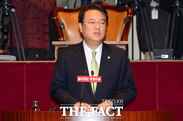 정진석 새누리당 원내대푝 2일 국회에서 열린 의원총회에서 박근혜 대통령에게 내년 4울까지 물러날 것을 촉구했다./배정한 기자