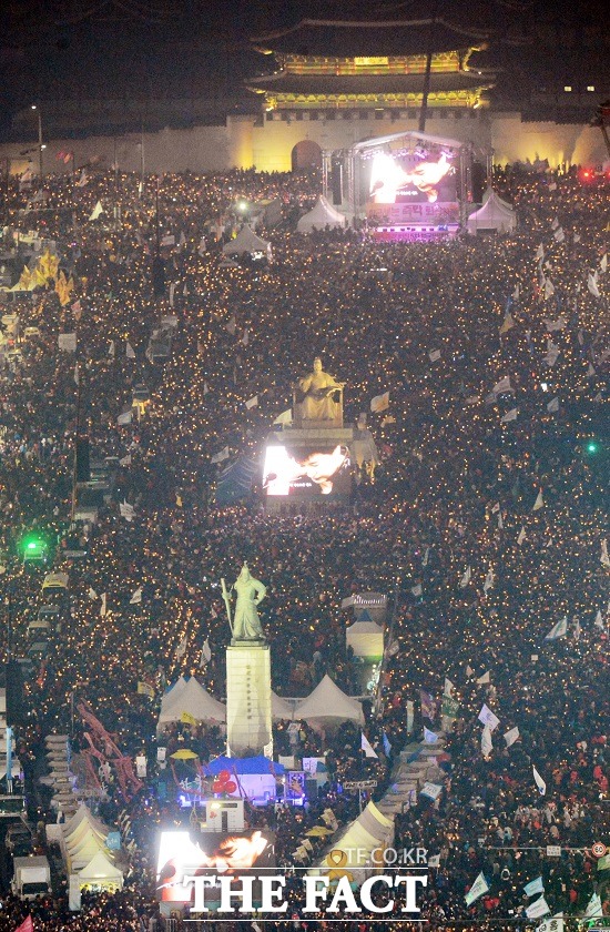 박근혜 대통령의 퇴진을 요구하는 6차 촛불집회가 26일 오후 서울 광화문광장 일대에서 열린다. 사진은 지난달 26일 광화문광장에서 열린 5차 집회 모습./이효균 기자