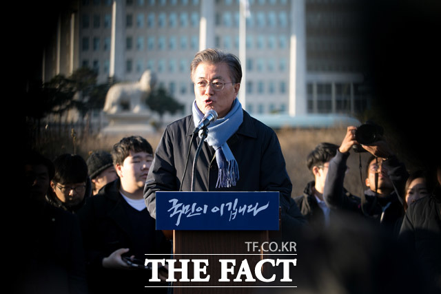 문 전 대표는 민주당은 필사즉생 필생즉사의 다짐으로 탄핵에 임해야 한다. 국민께 부탁드린다. 탄핵의 힘이 부족할 수 있다. 기댈 곳은 국민뿐이라며 더 많은 촛불을 밝혀 달라. 빛이 어둠을 이기고, 정의가 불의를 이긴다고 민주당의 탄핵 추진에 힘을 보태줄 것을 당부했다. /국회=배정한 기자