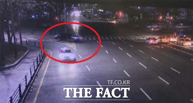 강정호가 운전한 검은색 BMW 750Li 차량이 교통섬과 주변 시설물을 그대로 휩쓸고 지나가고 있다. /박대웅·윤소희 기자