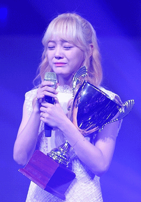 눈물 흘리는 김세정. 그룹 구구단 멤버 김세정은 지난달 30일 쇼! 챔피언에서 꽃길로 1위를 했다. /임세준 인턴기자