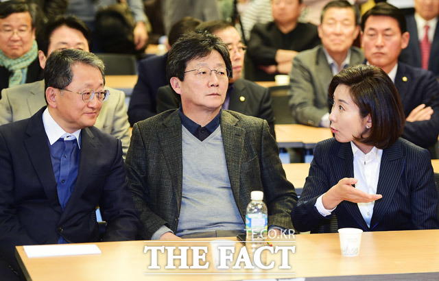 새누리당 비박계 중심의 비상시국위원회는 2일 오전 국회 의원회관에서 모임을 갖고 국민의당이 오는 5일 박근혜 대통령에 대한 탄핵 표결을 처리하자는 요구를 거부하는 데 의견을 모았다./배정한 기자