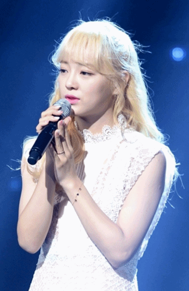 다소곳이 노래하는 김세정. 그룹 구구단 멤버 김세정은 지난달 23일 솔로 싱글 꽃길을 발표했다. /임세준 인턴기자