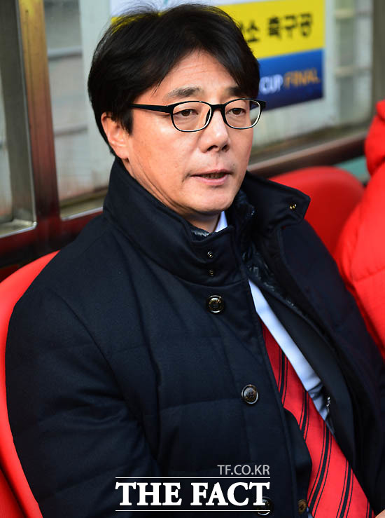 서울 황선홍 감독이 그라운드를 바라보고 있다.