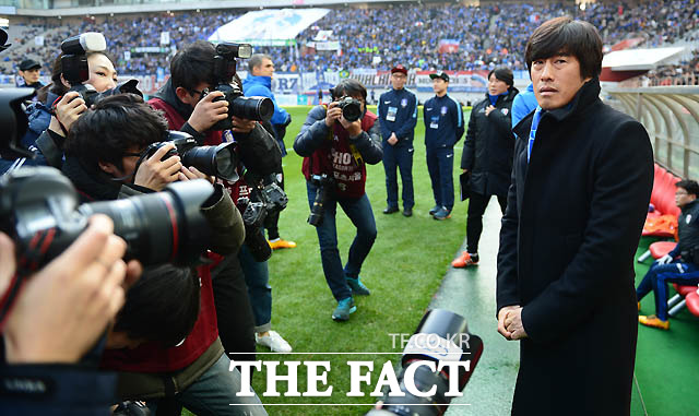 수원 서정원 감독이 경기 전 취재진의 카메라 세례를 받고 있다.