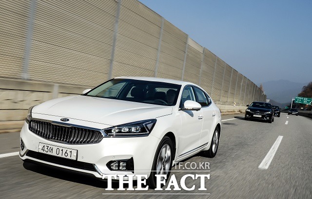기아자동차가 자사 준데형 세단 K7의 하이브리드 모델을 출시, 준대형급 이상 친환경차 시장에 과감히 도전장을 내밀었다. /기아자동차 제공