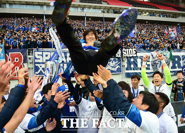 수원이 승부차기 끝에 FA컵 우승을 차지한 가운데 선수들이 서정원 감독을 헹가래 하고 있다.