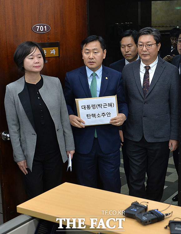 야3당은 새누리당에 호소한다. 헌법과 법률을 위반하고 국민에게 탄핵당한 박 대통령이 직무를 계속 수행하도록 놔두는 것은 직무유기라며 동참을 촉구했다. 사진은 탄핵안을 제출하는 정의당 이정미, 더불어민주당 이춘석, 국민의당 김관영 탄핵추진당장(왼쪽부터). /국회=문병희 기자