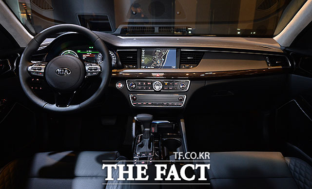 올 뉴 K7 하이브리드에는 기존 모델에 적용되지 않았던 헤드업 디스플레이와 스마트 트렁크, 크렐(KRELL) 프리미엄 사운드 등 최고급 편의사양이 대거 탑재됐다. /문병희 기자