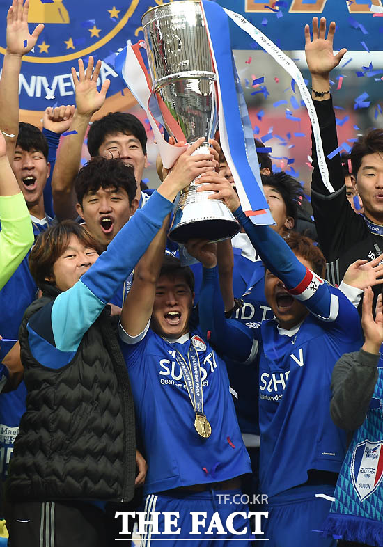 수원 권창훈이 FA컵 우승컵을 들며 기뻐하고 있다.
