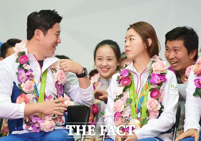 [더팩트ㅣ인천국제공항=배정한 기자] 대한민국 올림픽 선수단이 2016 리우데자네이루 올림픽을 마치고 24일 오전 인천국제공항을 통해 귀국했다. 이날 해단식 및 기자회견에 참석한 사격 금메달리스트 진종오가 손연재, 장혜진, 유승민(왼쪽부터)과 대화를 하고 있다.   한편 2016 리우데자네이루 올림픽에 참가한 대한민국 선수단은 금메달 9개, 은메달 3개, 동메달 9개로 종합순위 8위를 기록, 2004년 아테네올림픽대회부터 4개 대회 연속으로 올림픽 톱 10의 성적을 달성했다.    hany@tf.co.kr 사진팀 photo@tf.co.kr