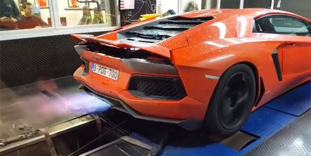 동영상 공유 사이트 유튜브에 람보르기니가 한계에 도달했을 때 일어나는 반응 제하의 영상이 지난달 29일 게시됐다. 이 영상은 최고 속도 350km/h인 람보르기니 아벤타도르를 제자리에서 최고 속도까지 끌어올리는 실험을 담고 있다. /유튜브 영상 갈무리