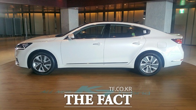 올 뉴 K7 하이브리드는 음각 타입의 라디에이터 그릴, 알파벳 Z 형상으로 빛나는 독창적인 헤드램프 등 시장 반응이 좋은 올 뉴 K7만의 디자인을 최대한 계승했다. /더팩트 DB