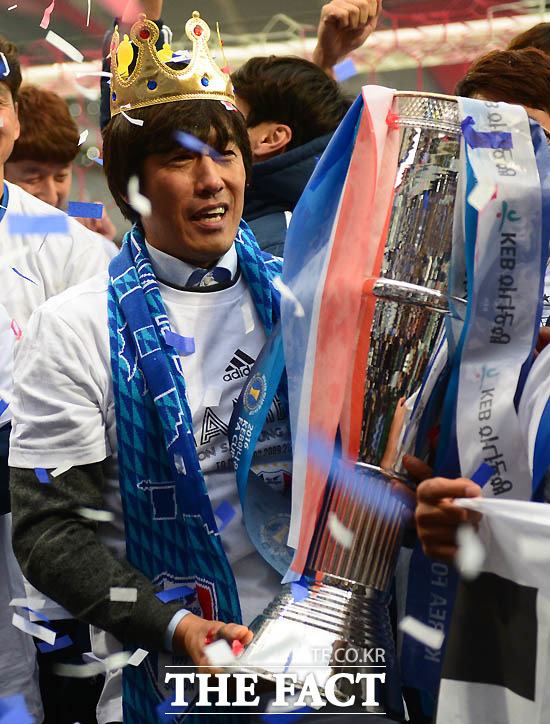 수원 서정원 감독이 FA 우승컵을 들고 기뻐하고 있다.
