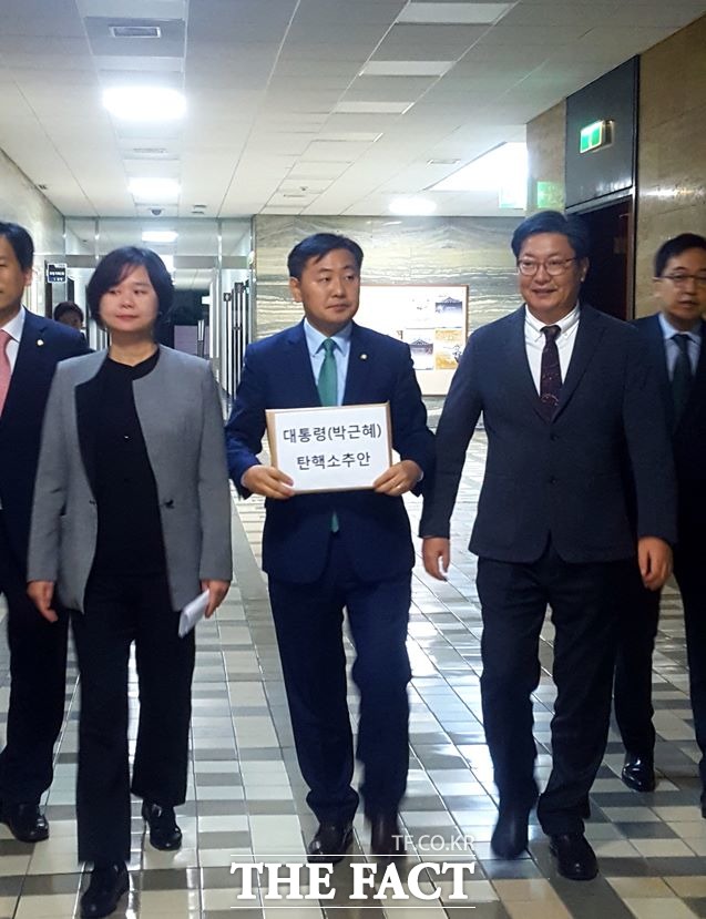 더불어민주당, 국민의당, 정의당 등 야3당은 3일 박근혜 대통령 탄핵소추안을 발의했다. 지난 2004년 고 노무현 전 대통령 탄핵안 발의 후 12년 만으로 헌정 사상 두 번째이다. /국회=이철영 기자