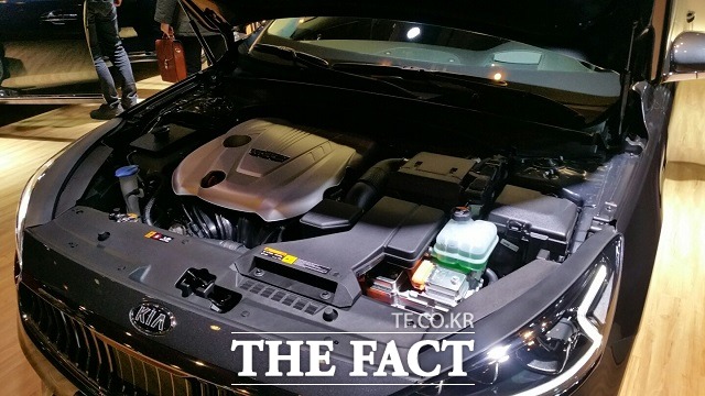 올 뉴 K7 하이브리드는 전력 사용과 엔진 출력 변화 등을 실시간으로 감지해 EV 작동 구간을 보다 효율적으로 제어하는 환경부하로직을 개선 적용해 연비 효율성을 높였다./더팩트 DB