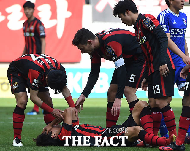서울 박주영이 수원 이정수와 공중볼 다툼도중 턱을 가격 당한 뒤 고통스러워하고 있다.