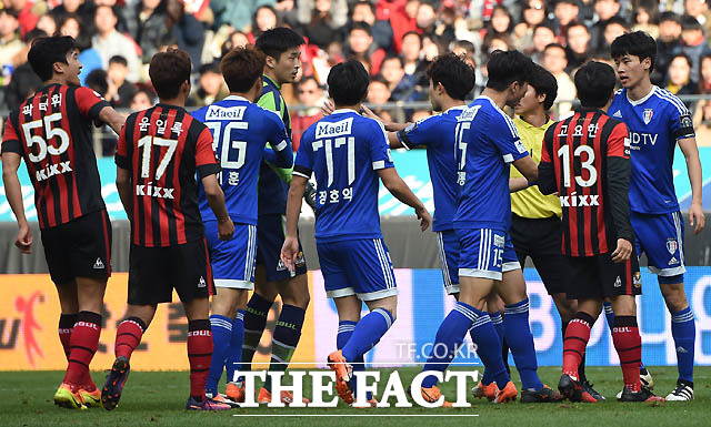 수원 이종성과 서울 오스마르가 거친 신경전을 벌인 뒤 동료선수들이 충돌하고 있다.