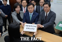 [TF포토] 야3당 '박근혜 대통령' 탄핵소추안 발의