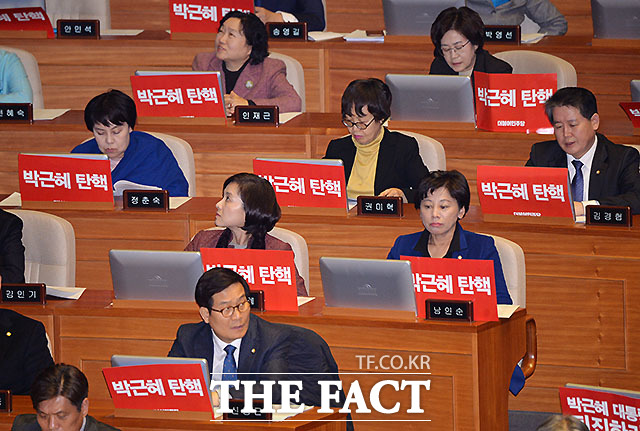 2더불어민주당은 4일 정치권은 좌고우면해선 안 된다. 흔들림 없이 탄핵을 추진하고, 반드시 관철해야 한다고 박근혜 대통령을 반드시 탄핵해야 한다고 말했다. 사진은 지난 2일 2017 예산안 처리를 위해 열린 본회의에서 더불어민주당 의원들이 박근혜 탄핵이 적힌 피켓을 모니터 앞에 붙인 모습. /문병희 기자