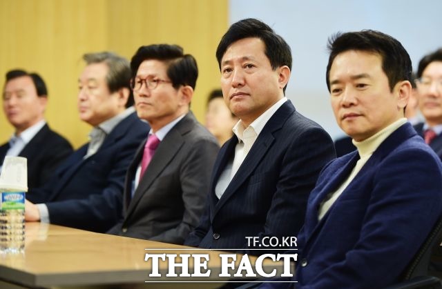 새누리당 비상시국위원회는 4일 박근혜 대통령이 조기 퇴진 일정을 밝히는 것과 무관하게 여야 합의가 이뤄지지 않을 경우 오는 9일 국회 본회의에서 탄핵소추안 표결에 참여해 찬성표를 던지기로 했다./배정한 기자