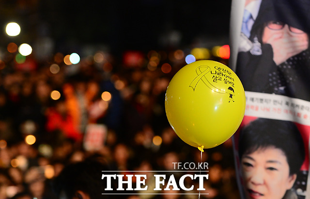 박근혜 대통령의 퇴진을 요구하는 6차 촛불집회가 열린 3일 오후 서울 광화문 광장에서 시민들이  박 대통령의 퇴진을 요구하며 촛불을 밝히고 있다. /광화문=이새롬 기자