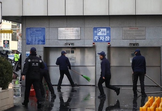 새누리당사 경찰 청소 논란. 새누리당사를 경찰이 청소한 사진이 지난 4일 공개되자 논란이 일고 있다./트위터 갈무리