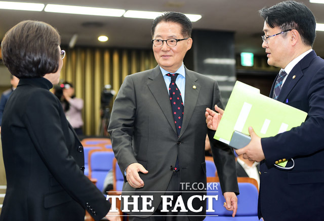 환한 미소 짓는 박지원 원내대표