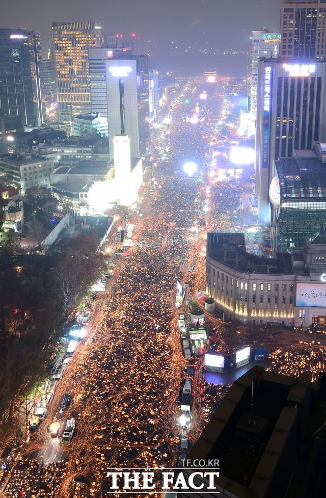 지난 3일 전국적으로 200만 명이 넘는 시민들이 촛불집회에 참석해 박근혜 대통령 퇴진을 외쳤다. 오는 9일 국회 본회의에서 박 대통령 탄핵소추안 가결 여부에 따라 촛불집회 규모나 성격이 달라질 전망이다. /이효균 기자