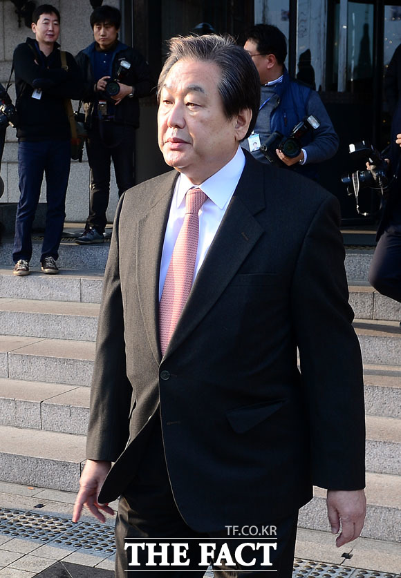 김무성 전 새누리당 대표가 6일 보도자료를 내고 탄핵 의결 뒤 박 대통령의 즉각 사임을 요구하는 문재인 전 더불어민주당 대표를 겨냥해 지극히 반헌법적인 발상이라고 비판했다./배정한 기자