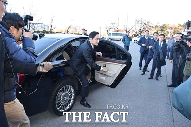 6일 이재용 삼성전자 부회장을 필두로 재벌 총수들이 속속 모습을 드러내자 시민단체들의 항의소리와 몸싸움으로 국회 본관 후문부터 로비까지 일대가 아수라장이 됐다. /이성로 기자