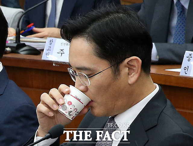 이재용 삼성전자 부회장이 6일 오전 서울 여의도 국회에서 열린 박근혜 정부의 최순실 등 민간인에 의한 국정농단 의혹사건 진상규명을 위한 국정조사에서 앞으로 전국경제인연합회 활동을 하지 않겠다고 말했다. /국회=사진공동취재단