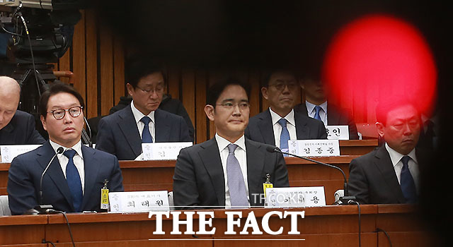 이재용 삼성전자 부회장은 6일 미래전략실을 해체하겠다고 말했다. 최태원 SK 대표이사, 이재용 삼성전자 부회장,  신동빈 롯데그룹 회장(왼쪽부터)이 국회에서 열린  박근혜 정부의 최순실 등 민간인에 의한 국정농단 의혹사건 진상규명을 위한 국정조사특별위원회 전체회의에 참석해 의원들의 질의를 경청하고 있다. /국회=사진공동취재단