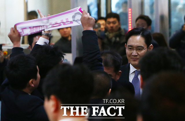 청문회, 재벌총수들 증인 출석. 이재용 삼성전자 부회장 등 재벌총수 9명이 6일 국회에서 열린 박근혜·최순실 게이트 진상규명ㅇ르 위한 국정조사 1차 청문회 증인으로 출석했다./국회=이새롬 기자