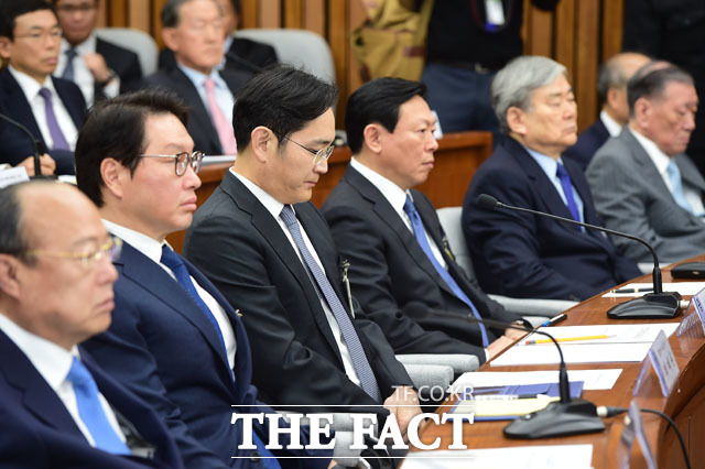 이재용 삼성전자 부회장에게 빗발치는 질의
