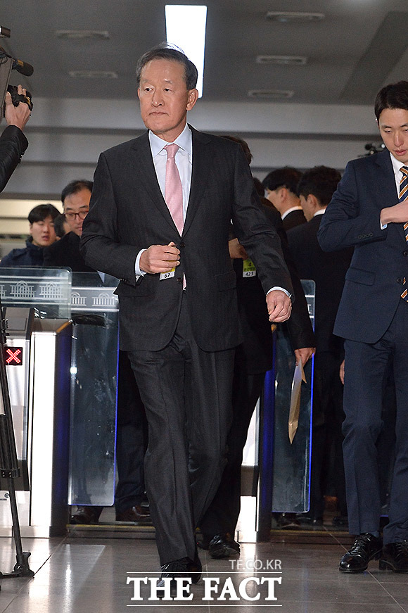 허창수 증인 출석. 허창수 GS그룹회장이 6일 오전 국회에서 열린 박근혜 정부의 최순실 등 민간인에 의한 국정농단 의혹 사건 국정조사 특별위원회에 출석하고자 국회에 들어오고 있다./국회=문병희 기자