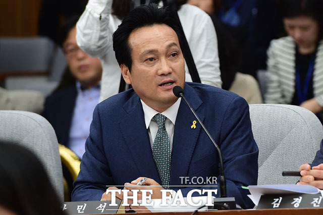 안민석 민주당 의원이 이 부회장에게 질의를 하고 있다. /국회=사진공동취재단