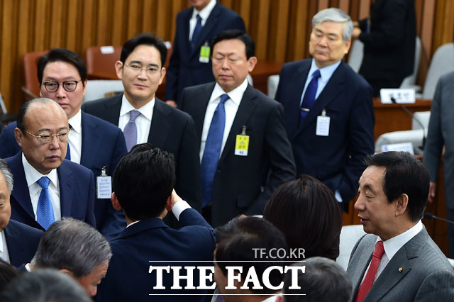 6일 오전 서울 여의도 국회에서 박근혜 정부의 최순실 등 민간인에 의한 국정농단 의혹사건 진상규명을 위한 국정조사 특별위원회의 청문회가 열린 가운데 김승연 한화 회장, 최태원 SK 회장, 이재용 삼성전자 부회장, 신동빈 롯데 회장, 조양호 한진 회장(왼쪽부터) 등이 오전 청문회를 마치고 나가고 있다. /배정한 기자