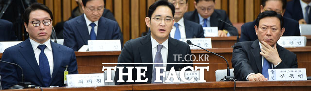 최태원 SK그룹 회장(왼쪽)과 신동빈 롯데그룹 회장(오른쪽)이 서울 시내 면세점 특혜 의혹에 대해 부인했다. /사진공동취재단