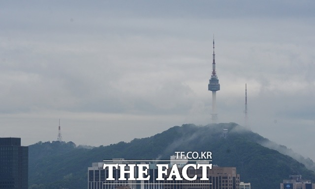 대설인 오늘(7일) 날씨는 북한을 지나는 기압골의 영향을 받다 차차 벗어나면서 전국이 대체로 흐릴 것으로 전망된다. /더팩트 DB