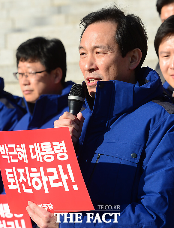 우상호 더불어민주당 원내대표는 6일 국민에게 석고대죄하고 반성해야 될 사람들이 몸이 아파서 안 나오나? 어디서 이따위 이유를 대고 국회 청문회를 거부하는가라며 최순실 씨 일가를 비판했다. /이새롬 기자